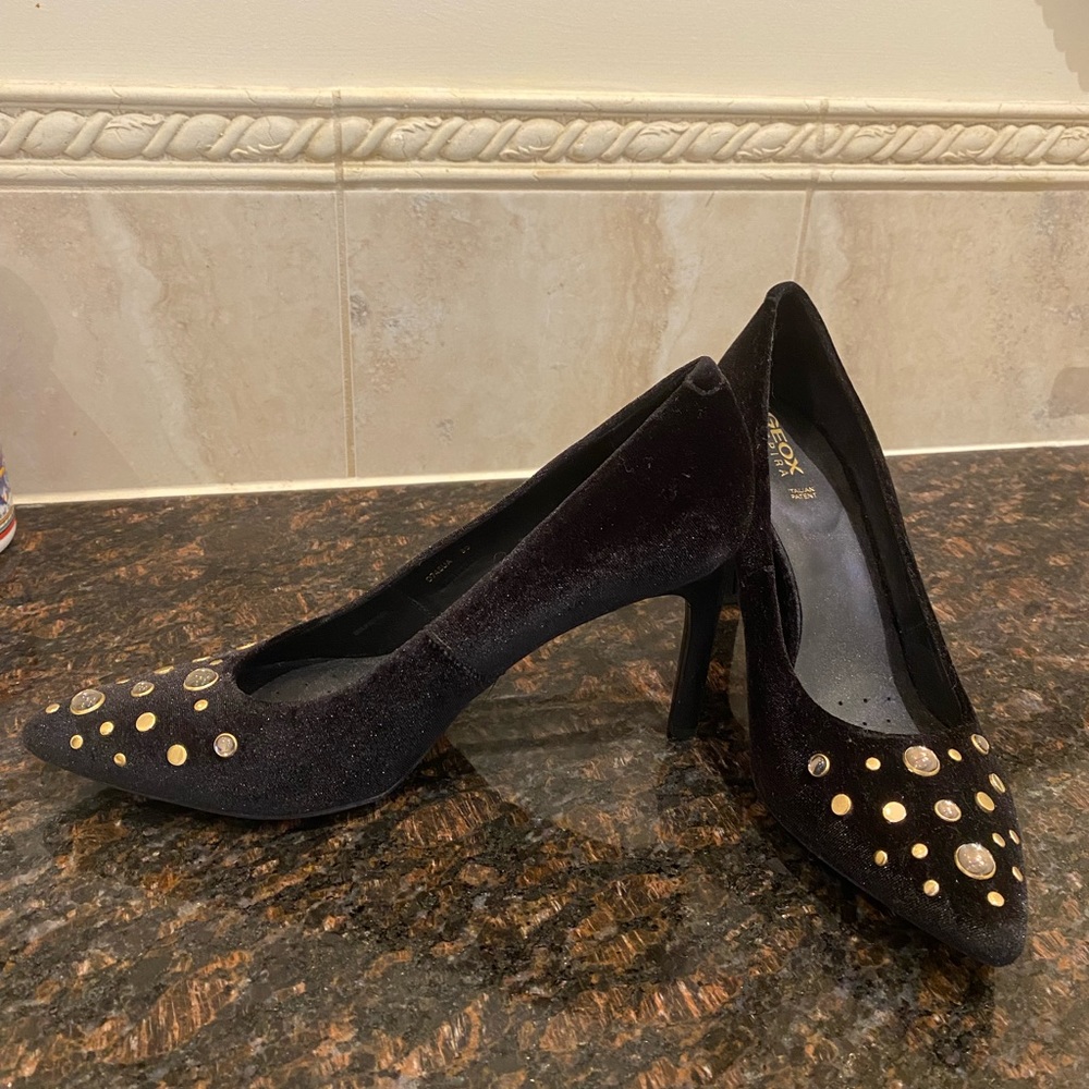 Geox size BRAND NEW NEVER WORN 39 Fabiola velvet pumps with embellishments